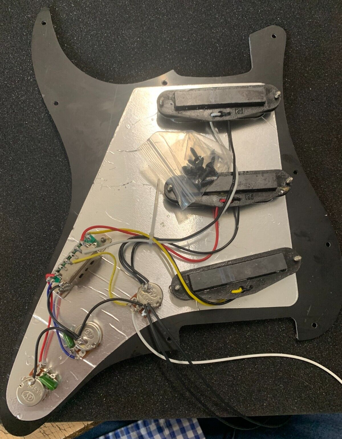 Musiclily 11 Loch SSS Strat Loaded mit Folie darauf