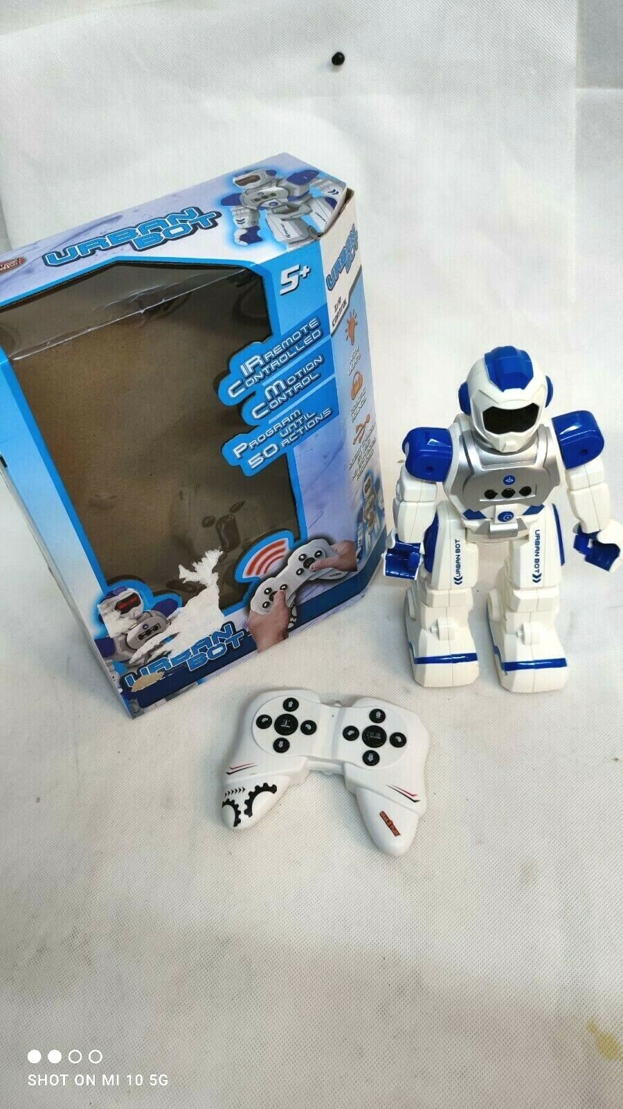 Roboter mit 10 Funktionen und programmierbar - Akku betrieben 24 cm hoch