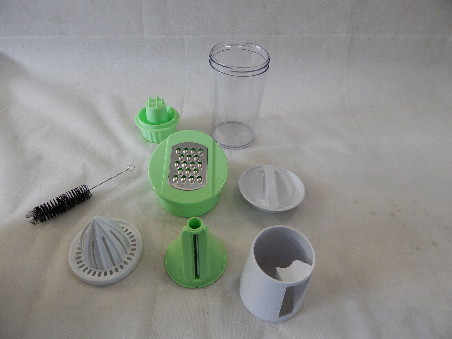 Multi-Shaker 4 in 1 NEU Zitruspresse, Shaker, Reibe, Schneider.Inkl. Reinigungsb