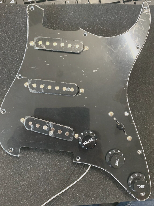 Musiclily 11 Loch SSS Strat Loaded mit Folie darauf