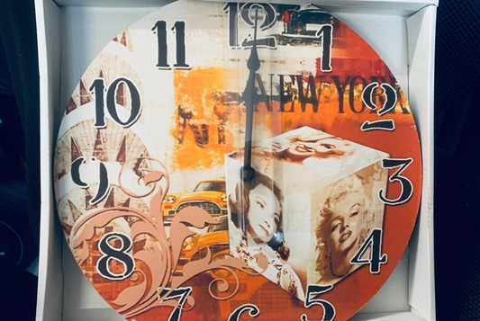 Moderne Wand Uhr mit Merlin Monro