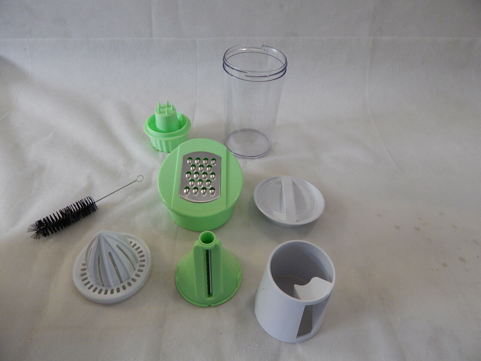 Multi-Shaker 4 in 1 NEU Zitruspresse, Shaker, Reibe, Schneider.Inkl. Reinigungsb